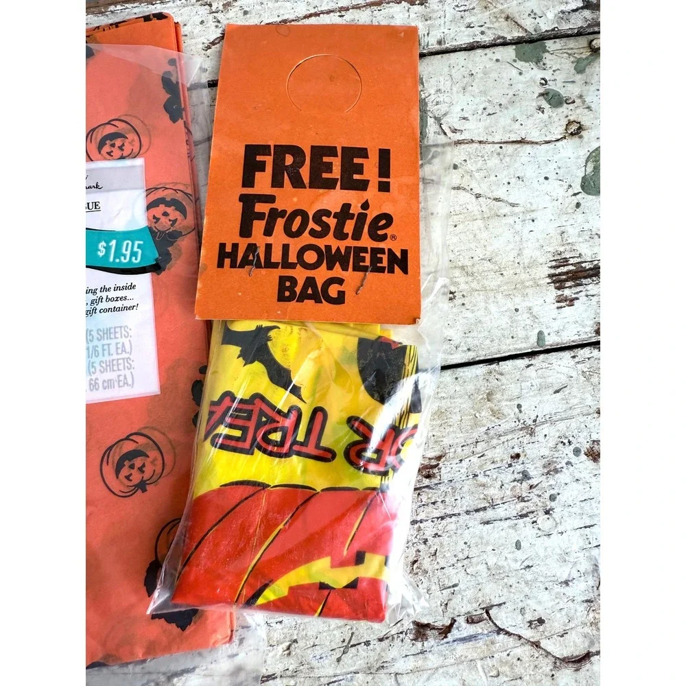 Perfect Harvest Decorative‎ Pumpkin Tissue Paper & Frostie Halloween Bag Set